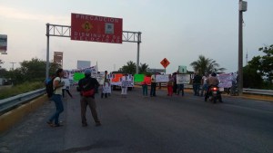 Caos vial rumbo a los complejos petroquímicos, por bloqueo del Puente Coatzacoalcos 1 (Foto de Humberto Patraca)