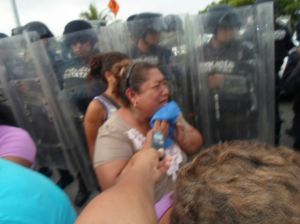 Con lágrimas, a llantos, por la respuesta de las autoridades.