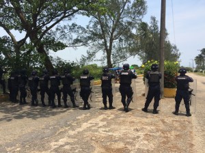 Una valla de policías anti-motines resguardaron la visita del Secretario de Seguridad Pública a Coatzacoalcos.