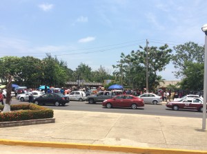 Completamente lleno de estudiantes, este sábado la UV campus Coatzacoalcos.