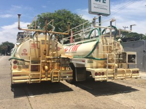 Las pipas de agua están estacionadas afuera del Ayuntamiento para ir a las colonias.