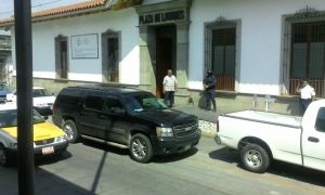 Recibió impactos de bala el vehículo donde viajaba el alcalde.