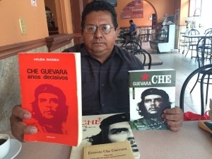 El maestro Anselmo Secundino Diego tuvo que consultar bastante material bibliográfico para llegar a la conclusión que el Che Guevara estuvo muy vinculado con Veracruz.