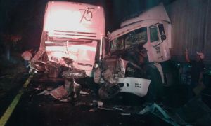 El ADO quedó aplastado por los dos traileres-tractocamiones. (Foto Pepe Guerrero)