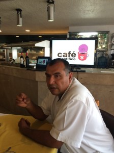 Marco Antonio López Luna, biólogo investigador de Tabasco en el café científico de Coatzacoalcos.