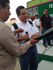 Alcalde Joaquín Caballero da inicio de actividades del Larvaton con la operación de una moto-mochila que elimina criaderos.