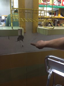 En la huida, los delincuentes soltaron un disparo al cajero del restaurante Excesso para intimidarlo.