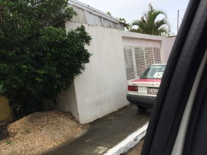 Este terreno ya fue bardeado y con un portón blanco de aluminio; pero adentro hay una vivienda de lámina.
