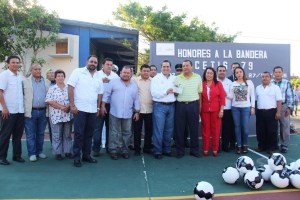 En enero pasado, el alcalde Joaquín Caballero había entregado 70 mil pesos al CETIS para la construcción de unos baños que no se hicieron… quedaron como obra negra.