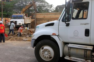 En la construcción de una nueva plaza comercial de capital privado, la Secretaría de Obras Públicas les favorece desviando equipo de materiales que son del municipio. (Foto.- Sergio Balandrano )