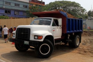 Utilizan camiones también de la CROC para acarreo de tierra y material de construcción. 
