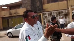 Cuídese de este patrullero; echa la patrulla encima a los motociclistas.