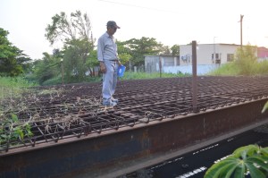 Todos los días, Miguel Castellanos Montejo, del comité de ciudadanos de Nueva Calzada, ve esta obra como un monumento a la corrupción del Ayuntamiento de Coatzacoalcos: un puente oxidándose, pudriéndose, cuando el mismo ex alcalde había reportado gastos por más de un millón de pesos.