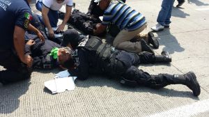 En la unidad viajaban seis oficiales, 4 en la batea, mismos que salieron impulsados hacia el pavimento. 2 de ellos están reportados con lesiones graves.