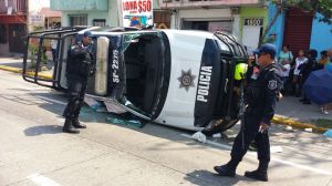 La zona rápidamente fue acordonada por efectivos de la Policía Estatal, Naval, Vial y oficiales de Tránsito.