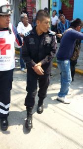 Uno de los policías heridos.
