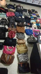 Los bolsos de las víctimas.