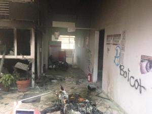 Incendian el INE en Xalapa.