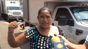 La señora Maria Rivera denunció que los niños que estan en el albergue del DIF De Coatzacoalcos, son maltratados y obligados a trabajar. (Video de La Jornada Veracruz) 
