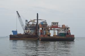 Inicia el desguase de la barcaza BlueBell Panamá.