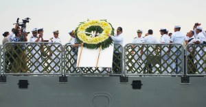 El gobernador de Veracruz, Javier Duarte de Ochoa,  encabezó este lunes la ceremonia de colocación de una ofrenda floral en honor a los marinos caídos en el ejercicio del deber.  En el marco de la Ceremonia Conmemorativa del LXXIII Aniversario del Día de la Marina, y después de un recorrido en el Buque Insignia ARM Veracruz, las autoridades recordaron a todos los navales que han dado su vida por la Nación, enfatizando su firme vocación con el país y el estado; posteriormente arrojaron una corona floral al mar.
