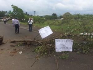 Los accesos por carretera a los municipios de la sierra están bloqueados por manifestantes de la comunidad de Huazuntlán.