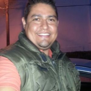 Carlos Enrique Valencia Guízar le entregaba fotos a los ganaderos diciéndoles que todo iba bien con sus trámites.