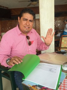 Carlos Valencia Guízar, gestor de la asociación Ganaderos de la Sierra Unidos por el Bienestar, enseña los documentos oficiales del trámite y la organización.