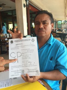 Hector Manuel Reyes Antonio, integrante de la agrupación Ganaderos de la Sierra de Pajapan Unidos por el Bienestar, enseña los avances del trámite para bajar recursos.