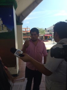 Espían a la maestra; tres sujetos no identificados que no son de prensa y que trabajan para el Ayuntamiento videograbaron a la profesora.