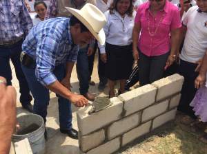 Puso la primera piedra.