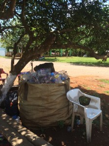 Los habitantes recolectan el PET para no contaminar su pueblo; la basura orgánica la hacen abono y el resto lo queman.