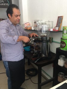 Marcos Cabrera, gerente de La Cafeta, atiende personalmente a su clientela.