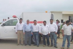 El secretario de la agencia municipal de villa allende lic. VICTOR MANUEL LAGUNA además de otros funcionarios de la misma, para constatar la entrega de la ambulancia.