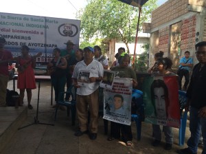 A Tatahuicapan, vinieron 3 padres de 2 jóvenes normalistas asesinados en la noche de Iguala.