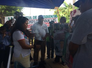 Antes de iniciar la reunión del proceso de articulación de la Sierra Santa Martha con el Consejo Nacional Indígena, realizaron un ritual ancestral.