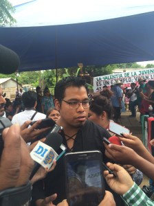 Omar García, vocero de la escuela normalista de Aotzinapa, durante su visita en Tatahuicapan.