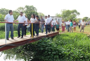 Los ediles recorrieron los canales de aguas negras que atraviesan la colonia Nueva Calzadas, con puentes dañados por la corrosión.