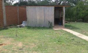 La escuelita está hecha solo con lámina.