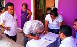 Los habitantes de la comunidades suscriben el acuerdo del programa de captación de lluvia.