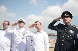 Acompañado del sector naval militar.