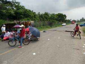 Bloquean en reclamo de contaminación de aguas subterráneas debido a la operación de PEMEX.