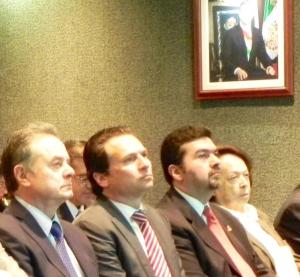 El titular de la SENER así como el director de Pemex observan el proceso de licitación, vía televisión transmitida en internet.