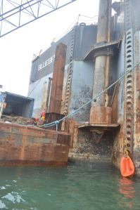 Pretenden sacarle hasta 5 mil toneladas de peso para que vuelva a flotar.