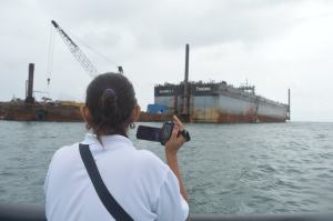 En agosto volverán a sacar la barcaza encallada, ya con menos peso.