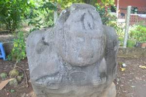 La piedra colosal pesa más de 10 toneladas; pudiera tratarse del Dios Jomshuck, el dios del maíz olmeca.