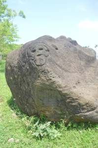 Petrograbados que han sido erosionados a través del tiempo, hay en Mecayapan.