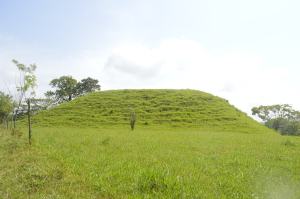 En el rancho El Repartidos, también hay 2 pirámides o montículos olmecas... lo que significa que era un centro ceremonial.