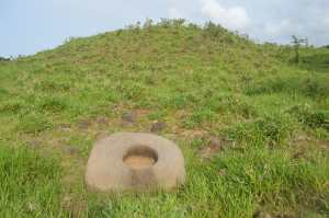 En esta estructura, fue hallada el monolito de Piedra Labrada, que fue llevada a Xalapa.