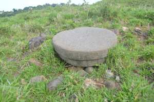 En predios rurales de Piedra Labrada, hay vestigios olmecas como este: lo que pareciera un altar.